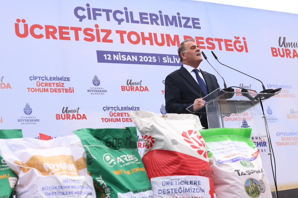 nuriaslan_tr's tweet photo. Başkanımız Ekrem İmamoğlu’nun vizyonunu kararlılıkla sürdürüyoruz!

İstanbul Büyükşehir Belediyesi olarak tarımsal üretimi desteklemeye devam ediyoruz.

Bugün Silivri’de:
• 2026 çiftçimize 3.433 torba ayçiçeği,
• 256 çiftçimize 25.250 kg kuru fasulye ve nohut tohumu dağıttık.

Üreten bir İstanbul için çalışmaya devam!