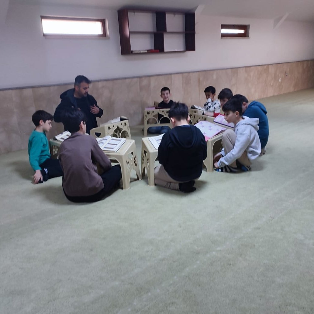 YHSakarya's tweet photo. Adapazarı İHO Sancaktar grubumuz bugün Fil suresini tefekkür ettiler. Ardından günün konusu olan "Cihad" ile ilgili ayetler okuyup, günümüzde nasıl cihad edilebileceğini üzerine fikir alışverişinde bulundular. Sosyal etkinliklerle günü tamamladılar. 

#Sakarya #YediHilal https://t.co/OVUX0IJOAN