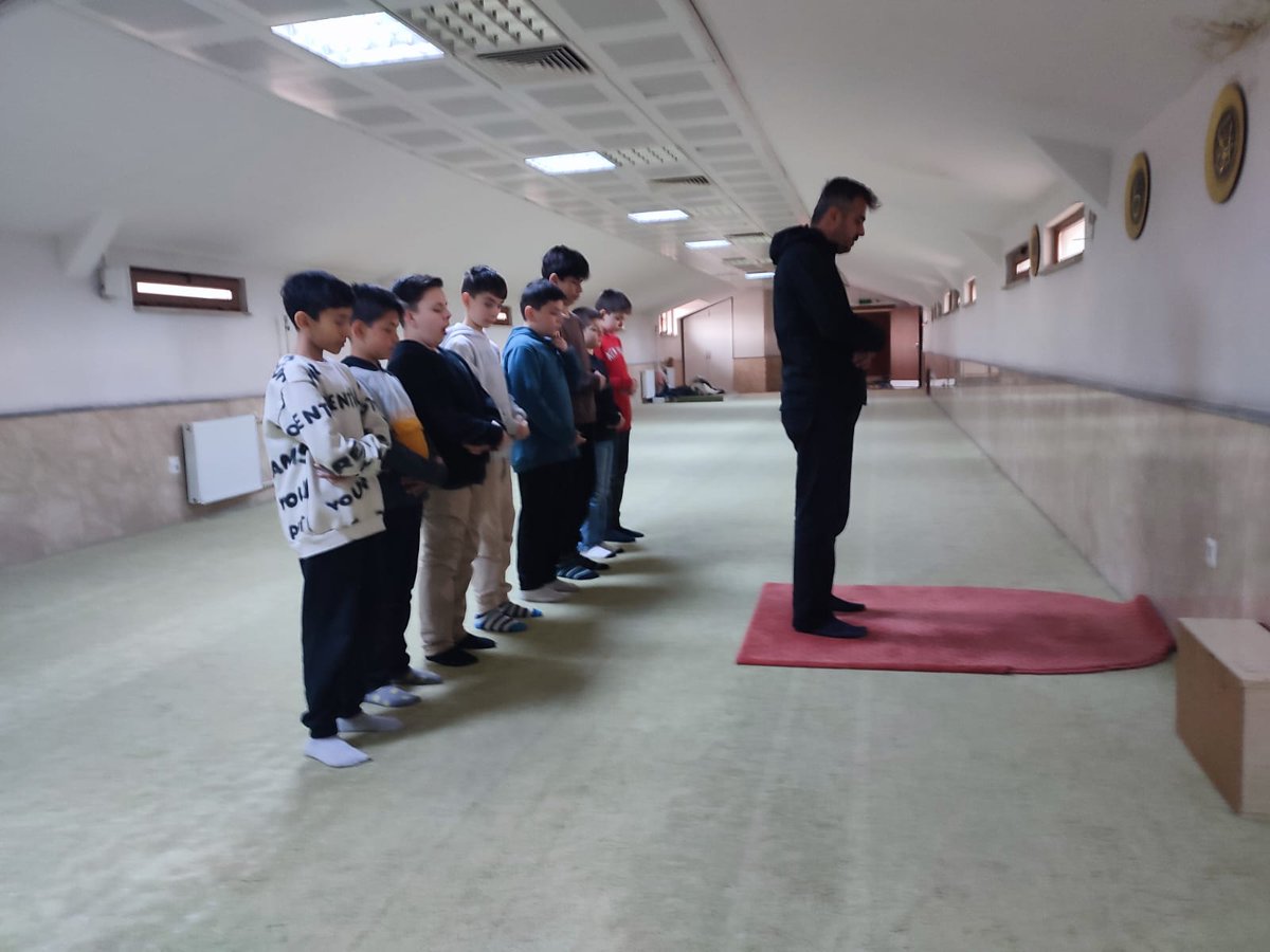 YHSakarya's tweet photo. Adapazarı İHO Sancaktar grubumuz bugün Fil suresini tefekkür ettiler. Ardından günün konusu olan "Cihad" ile ilgili ayetler okuyup, günümüzde nasıl cihad edilebileceğini üzerine fikir alışverişinde bulundular. Sosyal etkinliklerle günü tamamladılar. 

#Sakarya #YediHilal https://t.co/OVUX0IJOAN