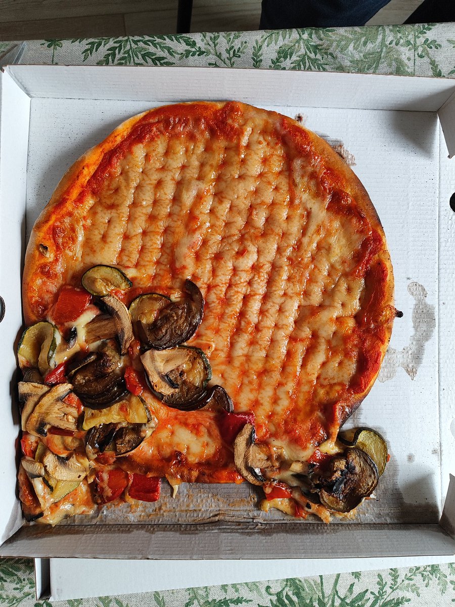 Valegna's tweet photo. Haces un pedido por @ubereats_es , te llega esto, y te hacen un reembolso parcial (la comida estaba llena de cartón, se puede ver qué está chorreando, se tuvo que tirar todo). Reclamas y te cierran el caso... Robo de 16€ https://t.co/Q9fMh2yDC3