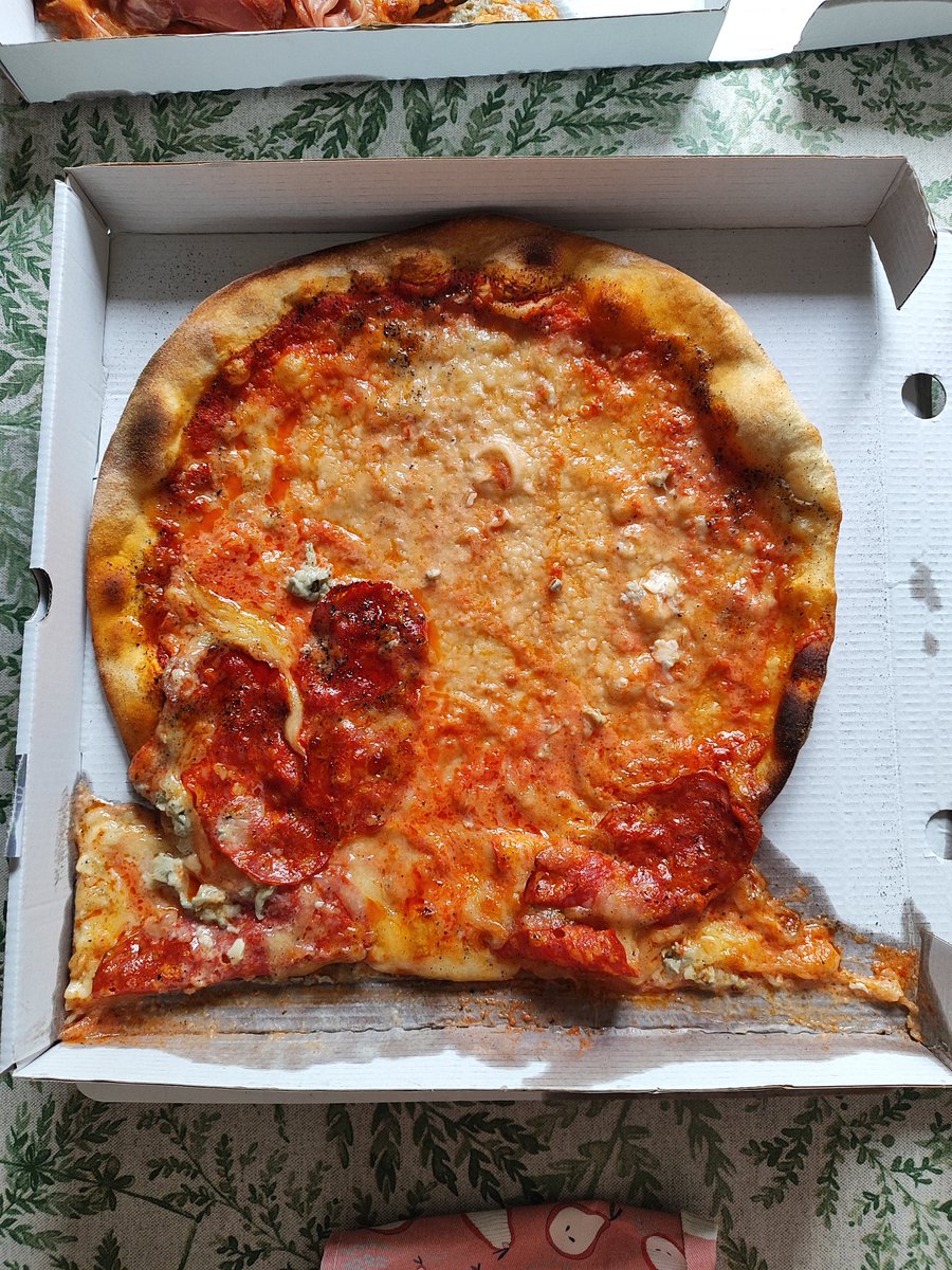 Valegna's tweet photo. Haces un pedido por @ubereats_es , te llega esto, y te hacen un reembolso parcial (la comida estaba llena de cartón, se puede ver qué está chorreando, se tuvo que tirar todo). Reclamas y te cierran el caso... Robo de 16€ https://t.co/Q9fMh2yDC3
