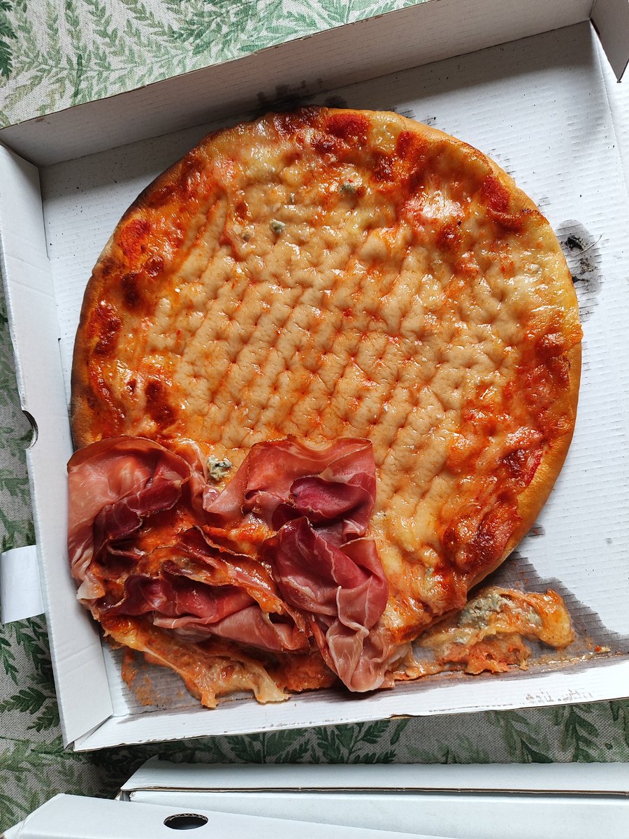 Valegna's tweet photo. Haces un pedido por @ubereats_es , te llega esto, y te hacen un reembolso parcial (la comida estaba llena de cartón, se puede ver qué está chorreando, se tuvo que tirar todo). Reclamas y te cierran el caso... Robo de 16€ https://t.co/Q9fMh2yDC3