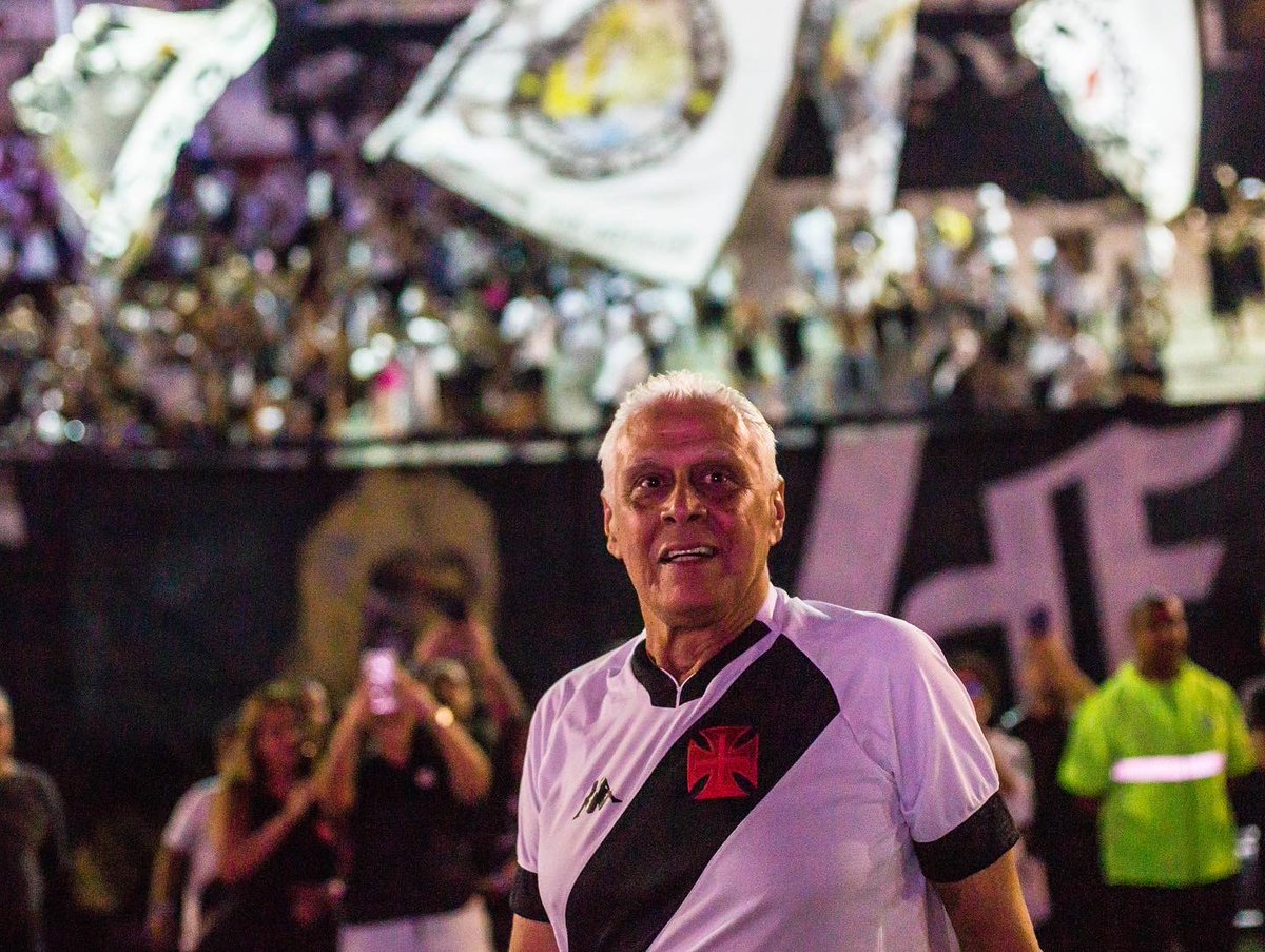 rdinamite10's tweet photo. Ídolos nunca se vão, eles permanecem na memória e nos corações de todos que os amam.

Roberto Dinamite, maior artilheiro do @VascodaGama, do @Brasileirao e do @Cariocao, merece ser exaltado por todos que amam o futebol.

Esse perfil será uma homenagem ao eterno Bob. 💢❤️ https://t.co/pexl8lsw01