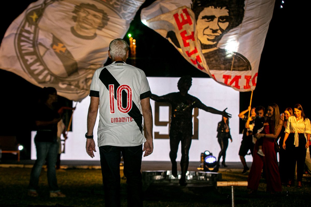 rdinamite10's tweet photo. Ídolos nunca se vão, eles permanecem na memória e nos corações de todos que os amam.

Roberto Dinamite, maior artilheiro do @VascodaGama, do @Brasileirao e do @Cariocao, merece ser exaltado por todos que amam o futebol.

Esse perfil será uma homenagem ao eterno Bob. 💢❤️ https://t.co/pexl8lsw01