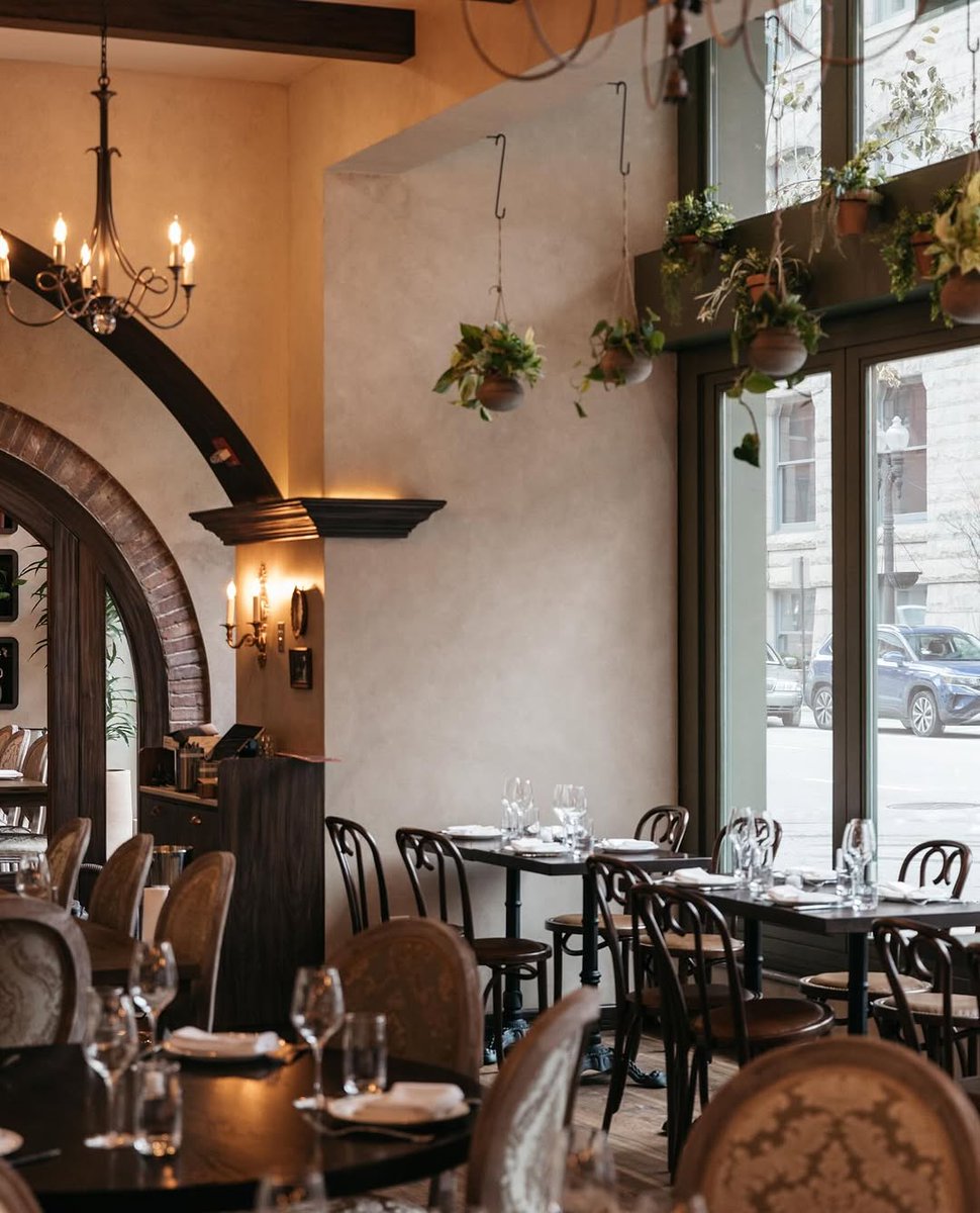 Enjoy classic Italian dishes in a ’70s-inspired country house setting, where every meal invites you to slow down and savor La Dolce Vita.