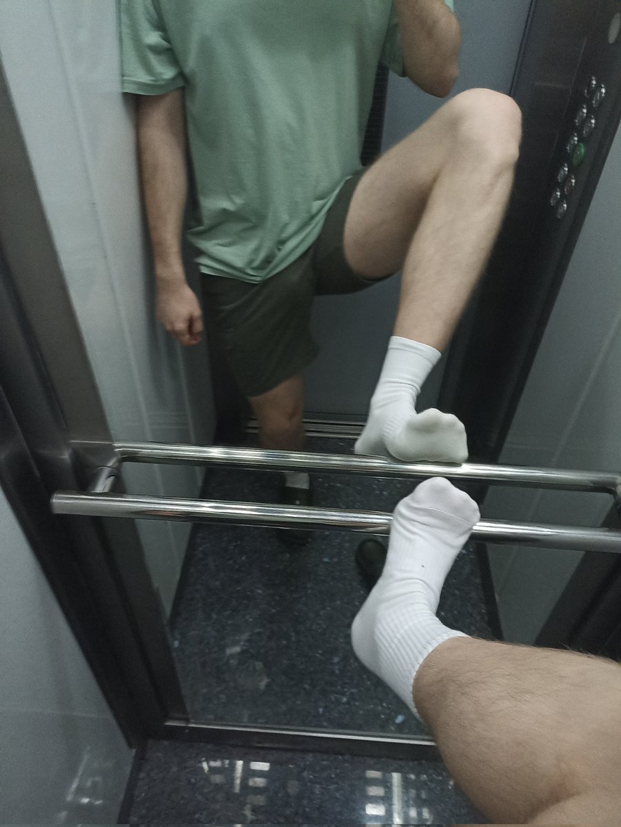 Happy weekend! 😈 Kneel down and pull these socks off for your King 🧎Only with your mouth 🫦👅