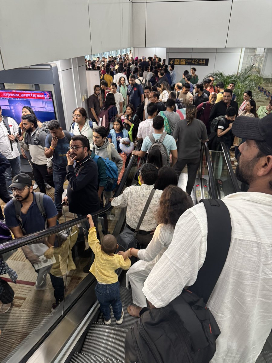 DeccanChronicle's tweet photo. Over 350 flights delayed at #Delhi airport due to congestion causing inconvenience to travelers (Pictures courtesy : X)
#Delayedflights #DelhiAirport #Storm https://t.co/htgokUu5VC