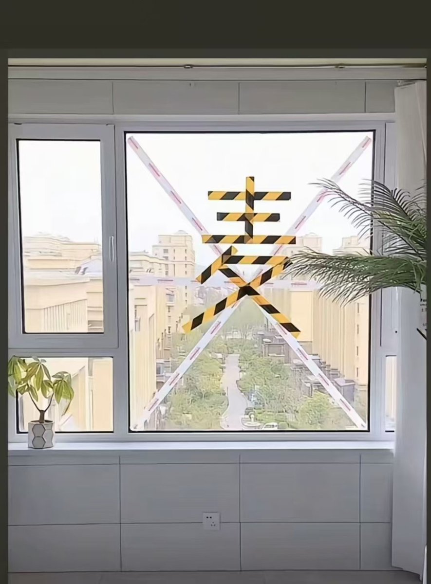 被大风从北京吹回青岛😵
有大风不用怕，教大家个玄学小妙招，在窗户上贴个麦字就行了 因为麦克风🎤