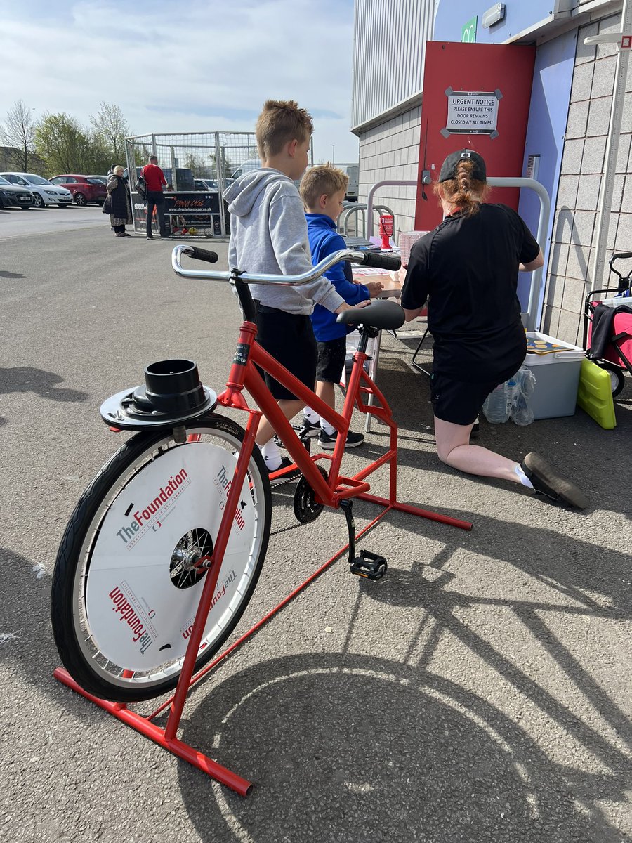 ClubDFoundation's tweet photo. Wow, it’s a warm one today ☀️!

Why not come &amp; have a go at making your very own smoothie! 

BUT…you do need to blend it yourself! 

Come have a go!

#CommunityDay25 #DRFC https://t.co/W8U6sNf1Hs