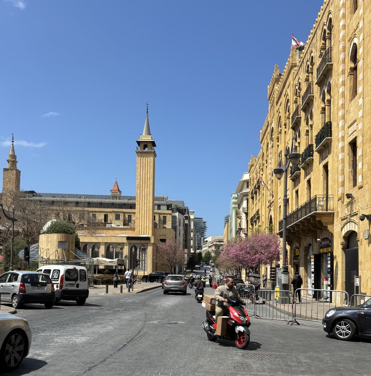 LibanMon's tweet photo. Comme un samedi à #Beirut 
Une ville fascinante https://t.co/JPB55hSYaj