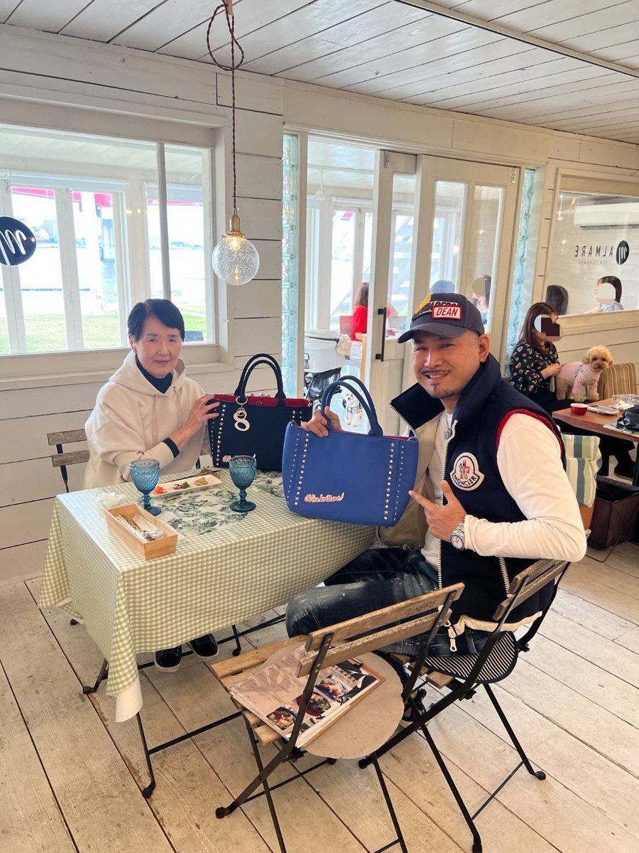 Vitabrillare's tweet photo. 今日は、おかんを連れて地元でランチ🍴
あとは今年の夜桜🌸
桜の季節になる度、様々な思い出が蘇り、日本に生まれ育ち良かったと思います^_^
#ビータブリッラーレ #Vitabrillare #スタッズバッグ #スタッズバック #星スタッズバッグ #おかん #アルマーレ #アルマーレシーテラス #ALMARE #桜 #夜桜 https://t.co/m11OHbfFcG