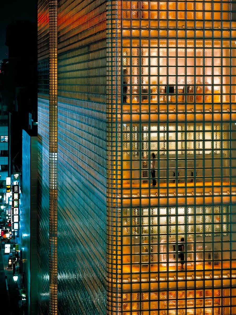 luusssso's tweet photo. The many moods of the Maison Hermès building in Tokyo, Japan

Designed by architect Renzo Piano (2001) https://t.co/XreAuBk0rp