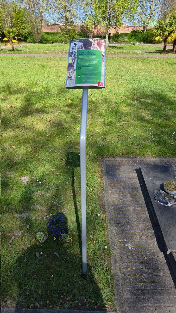 Vlieger202's tweet photo. @Stad_Antwerpen 
Allemaal leuk.. maar waarom moest deze paal eerst rechtreeks over de uitrooi plaats (zichtbaar) van mijn moeder worden geplaatst om dan er net naast te zetten. .

Vind dat ontrspectvol. https://t.co/NbkzNAJO3u