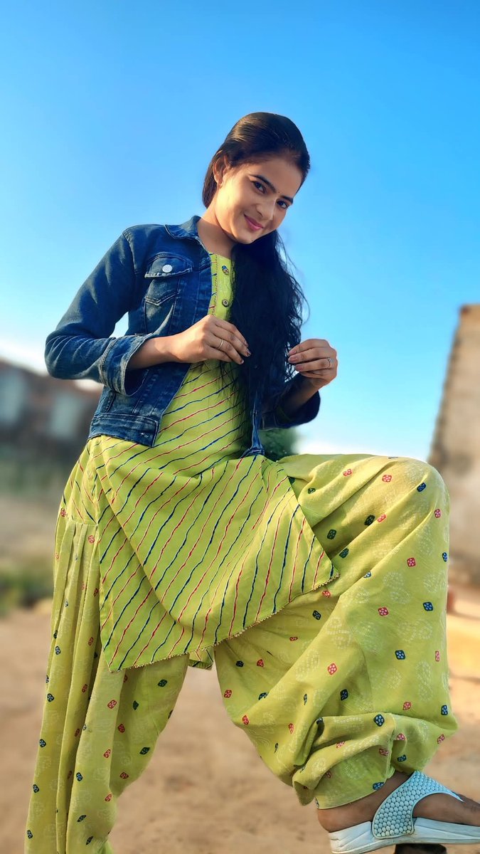 जितना बदल सकते थे बदल लिया खुद को

अब जिसको तकलीफ है वो अपना रास्ता बदले. 😅