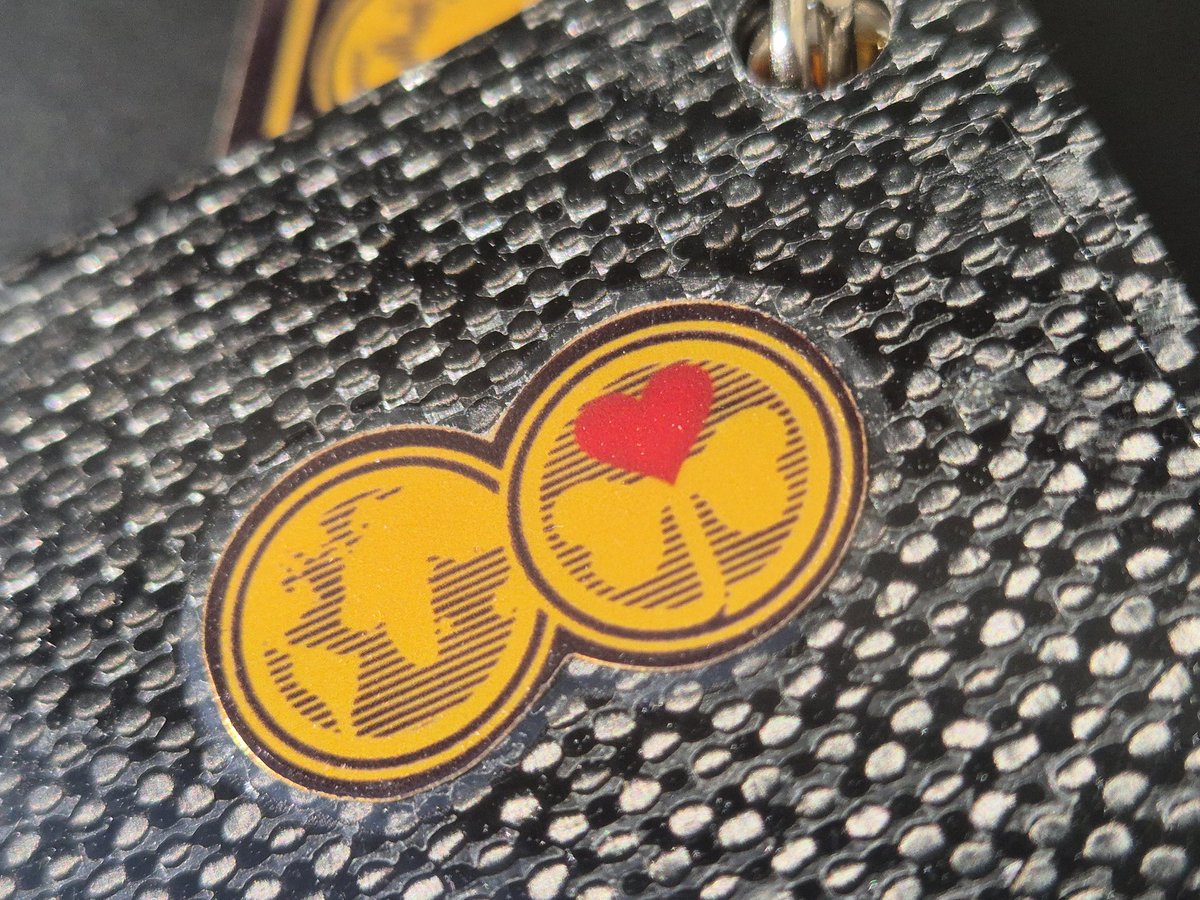artiF1ed's tweet photo. Here we have my tribute to the late great #EddieJordan. This keyring is cut from one of the barge boards from the iconic 1998 Jordan 198 and features the BuzzinHornets stings on the front and Eddie's team logo to the rear. #F1 #JordanGP #SkyF1 #C4F1 https://t.co/4zkYzBp4q0