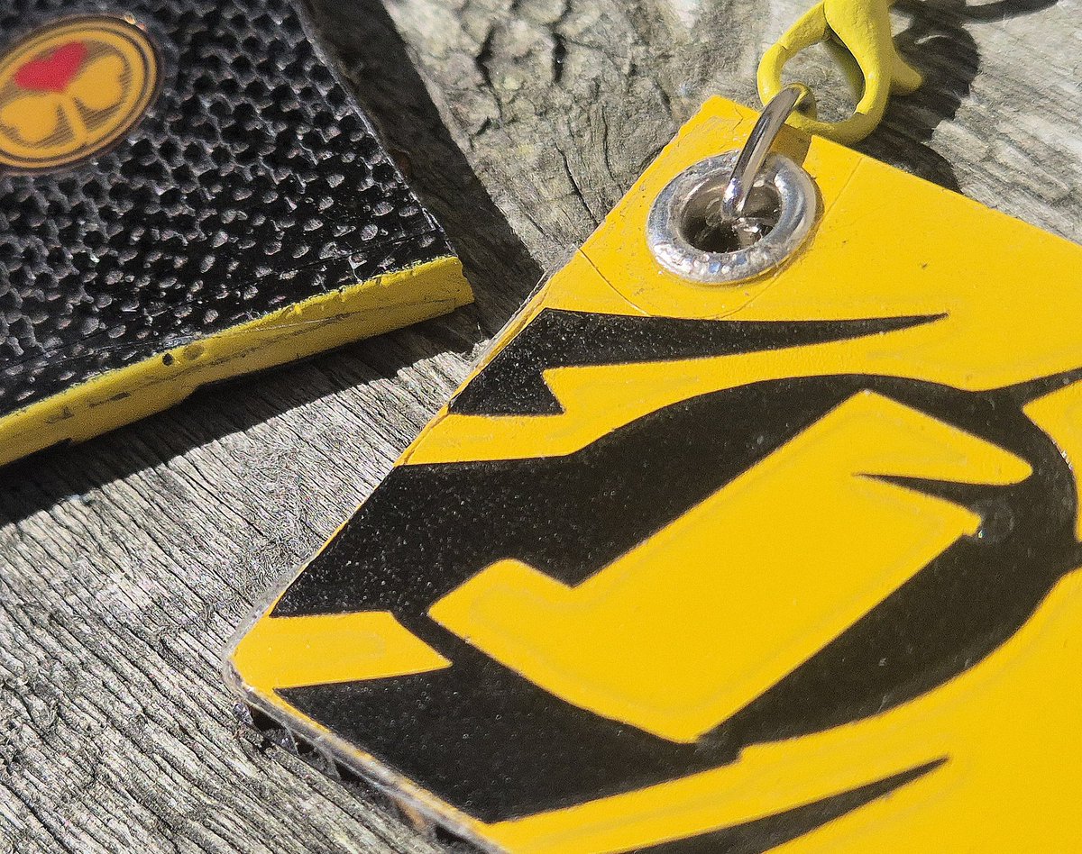 artiF1ed's tweet photo. Here we have my tribute to the late great #EddieJordan. This keyring is cut from one of the barge boards from the iconic 1998 Jordan 198 and features the BuzzinHornets stings on the front and Eddie's team logo to the rear. #F1 #JordanGP #SkyF1 #C4F1 https://t.co/4zkYzBp4q0