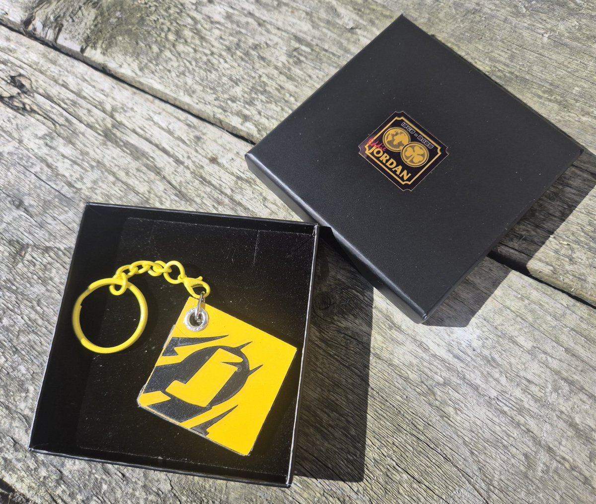 artiF1ed's tweet photo. Here we have my tribute to the late great #EddieJordan. This keyring is cut from one of the barge boards from the iconic 1998 Jordan 198 and features the BuzzinHornets stings on the front and Eddie's team logo to the rear. #F1 #JordanGP #SkyF1 #C4F1 https://t.co/4zkYzBp4q0