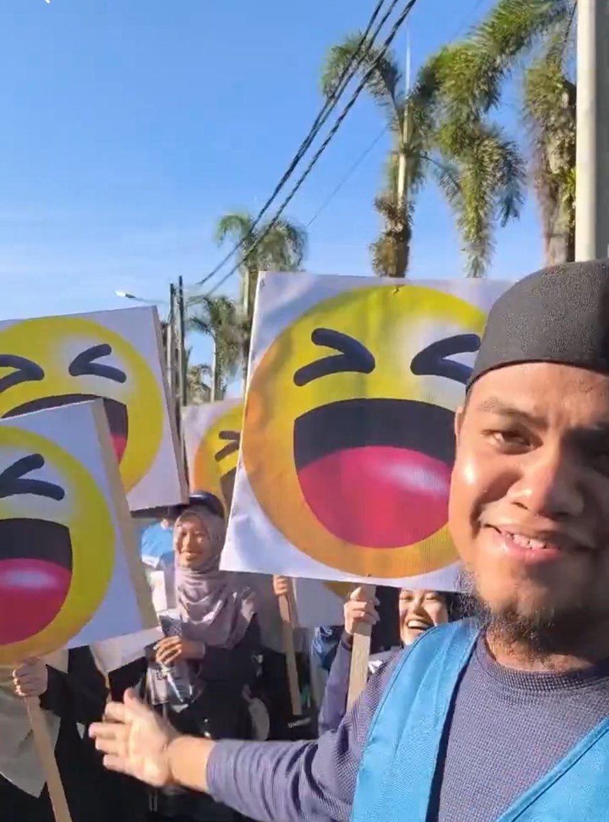 harakakdailyHD's tweet photo. Pemuda PAS bawa emoji HAHA di penamaan calon Ayer Kuning  bagi mengenang jasa Presiden PAS. 

"Tak ramai yang sedar, HAHA itu bermaksud Haji Abdul Hadi Awang," ujarnya ketawa. https://t.co/AXYYFXvsxL