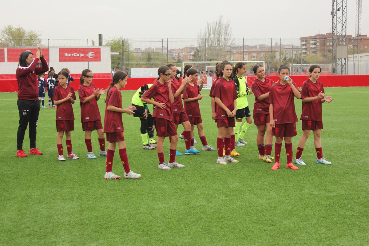 ffrm_se's tweet photo. 👏 ¡Este aplauso es para vosotras! 👏

💌 ¡Orgullosos de cómo habéis defendido nuestra camiseta 🫂!

¡Nos volvemos a casa con la cabeza bien alta! #VamosFFRM ⚽ https://t.co/XyVP1cq9sg