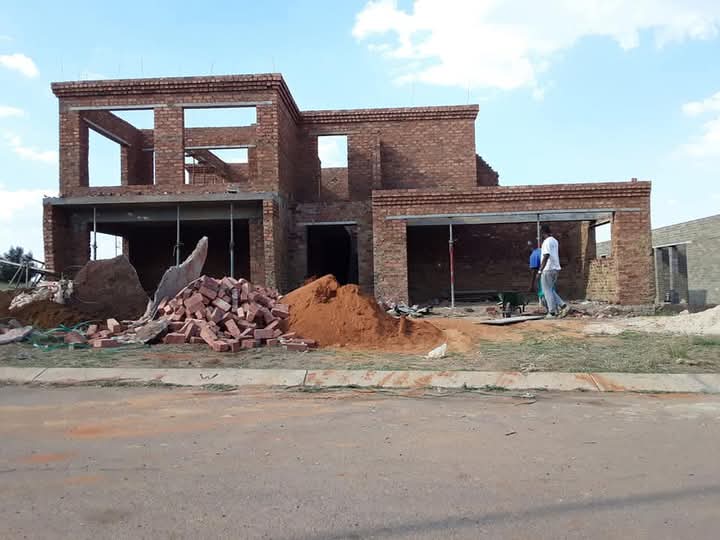 #mommyclubshowmax
 Pays us in installment only on Labour, materials is your

R110, 000.00
Get your price Package 

Building 
Roofing 
Electrical (tubing and wiring)
Plastering 

Call/WhatsApp 076 635 9068