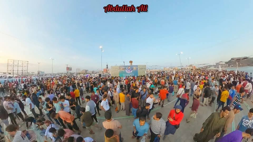 lsb1645092's tweet photo. الصوره 
تحكم 
بين حشد الإفطار الجماعي للمجلس العزابي في عدن 
وبين حشد الهضبه 

لتزعلوش https://t.co/VAA2isDbiU