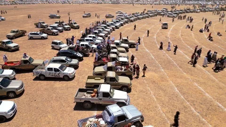 lsb1645092's tweet photo. الصوره 
تحكم 
بين حشد الإفطار الجماعي للمجلس العزابي في عدن 
وبين حشد الهضبه 

لتزعلوش https://t.co/VAA2isDbiU