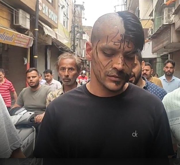 beingammy0013's tweet image. रियासी जिले के भाजपा नेता &quot;विशाल सिंह&quot; को लिंक रोड जम्मू में दूध लेने आई बुजुर्ग महिला से चेन स्नैचिंग करते हुए पकड़ा गया!
स्थानीय लोगों ने वहीं दबोचा आधा सिर, आधी मूंछ और एक भौं कटवा बाजार में निकाली परेड

Bj pee ka beta #VishalSingh Jammu ka Chor