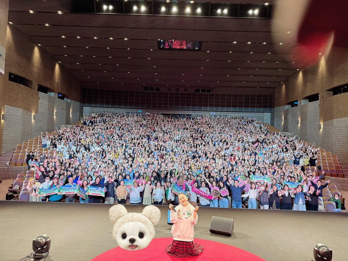 kahalatomomi_tk's tweet photo. 静岡公演
楽しかったです
ありがとうございました。
記念撮影の時はお客様にお願いして寄って頂きました。
ありがとうございました。
1500人スタンディグオベーションして下さり一緒に楽しんで頂き感謝の気持ちでいっぱいです。
思い出に残る静岡公演になりました。
また9月9日LINE CUBE SHIBUYAで華原朋美30周年記念コンサートWOWOWプラスでお会いしましょう‼️
宜しくお願い致します🥹💓
#華原朋美　#WOWOWプラス　#loveisbest
#静岡公演　#ありがとうございました　#出待ちの皆様方ありがとうございました