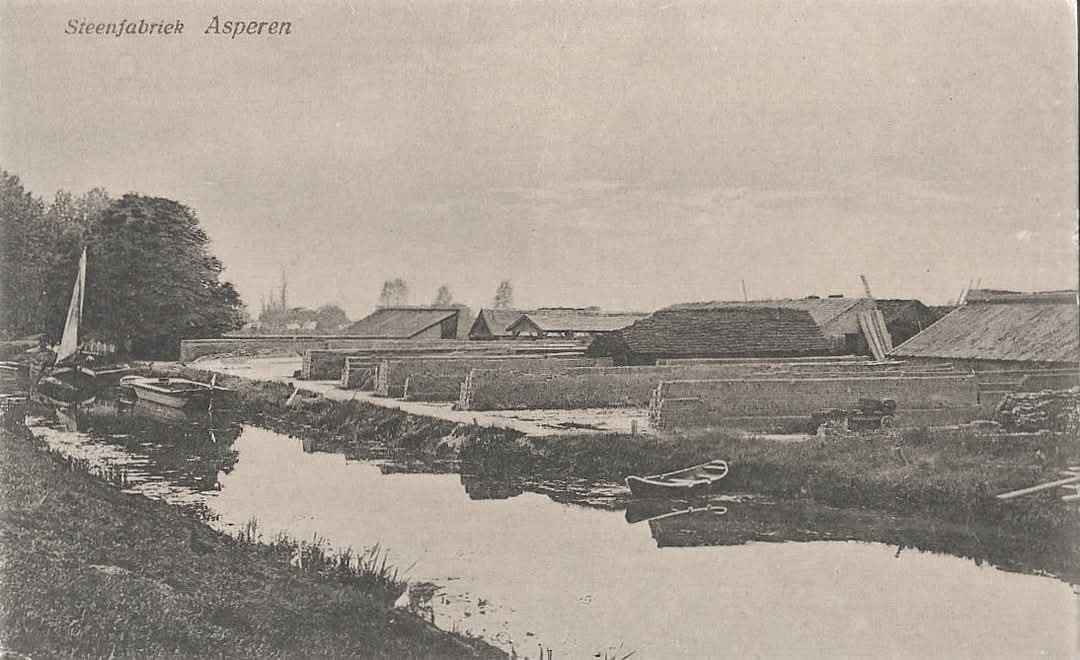 StadAsperen's tweet photo. De steenfabriek gezien vanaf de Molenwal, de tassen met stenen staan klaar +/- 1908.
(Fb. Asperen toen en nu) https://t.co/fDiyhSRDEo