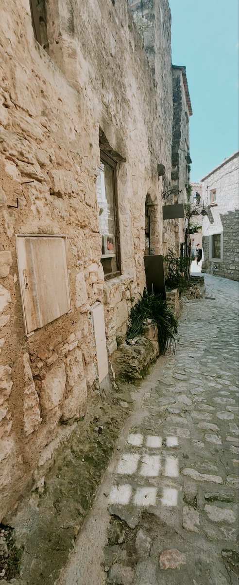 lalimaya31's tweet photo. Un rayon de soleil
Le temps de déambuler
Dans les ruelles désertes.
Profiter du présent
Se poser sereinement
Sans penser à demain.
Vivre tout simplement
Ivre de bons moments.
Sentir un vent de liberté
Frissonner de bien-être
Pour guérir tout son être.
#instantdevie
#instantdeLali https://t.co/7QDfSFxgGX