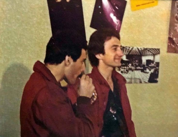 spikebulsara's tweet photo. 初見フレディとジョンさんです。お揃い赤い服装で素敵ですね #FreddieMercury #JohnDercon https://t.co/pbbJiCfvLR