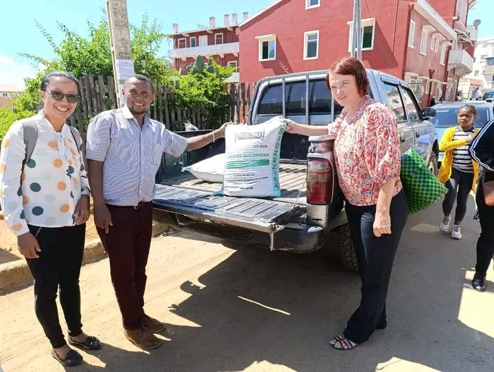 dio_eco's tweet photo. Submission of our twice-yearly report to share results on all aspects of operations... An opportunity to meet with the new Regional WASH Director &amp; new Mayor of Fianarantsoa, as well as to provide samples of ECO-DIO's organic amendment "Biozezika". 

#fsm 
#fianarantsoa https://t.co/8X12vmE7eN