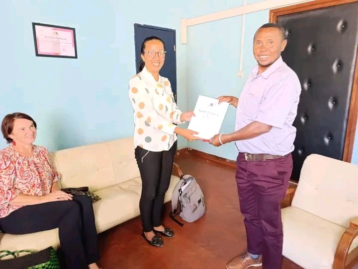 dio_eco's tweet photo. Submission of our twice-yearly report to share results on all aspects of operations... An opportunity to meet with the new Regional WASH Director &amp; new Mayor of Fianarantsoa, as well as to provide samples of ECO-DIO's organic amendment "Biozezika". 

#fsm 
#fianarantsoa https://t.co/8X12vmE7eN