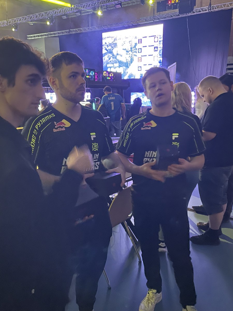 ZOWIE_EU's tweet photo. Discussing about EC-DW performance with @NIPCS before their @LevelUpLUND competition!
#ECDW #ZOWIE https://t.co/R8PvxpQMjC