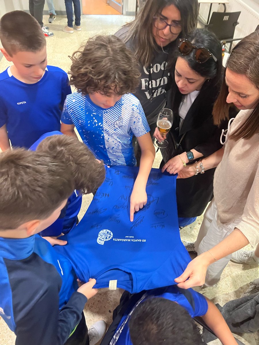 stamargaritasd's tweet photo. ETHAN 👋👋
Ayer despedimos a un miembro de la familia de Alevines 🥲 Sus compis le regalaron una camiseta firmada por toda la plantilla! 🤩🙌
☺️ Esperamos que lleves un gran recuerdo, te echaremos de menos crack!
#forzasanta #gentedelsanta #equipo #familia 💙🤍 https://t.co/rn8oZKYFaV