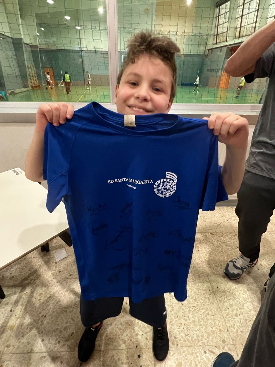 stamargaritasd's tweet photo. ETHAN 👋👋
Ayer despedimos a un miembro de la familia de Alevines 🥲 Sus compis le regalaron una camiseta firmada por toda la plantilla! 🤩🙌
☺️ Esperamos que lleves un gran recuerdo, te echaremos de menos crack!
#forzasanta #gentedelsanta #equipo #familia 💙🤍 https://t.co/rn8oZKYFaV