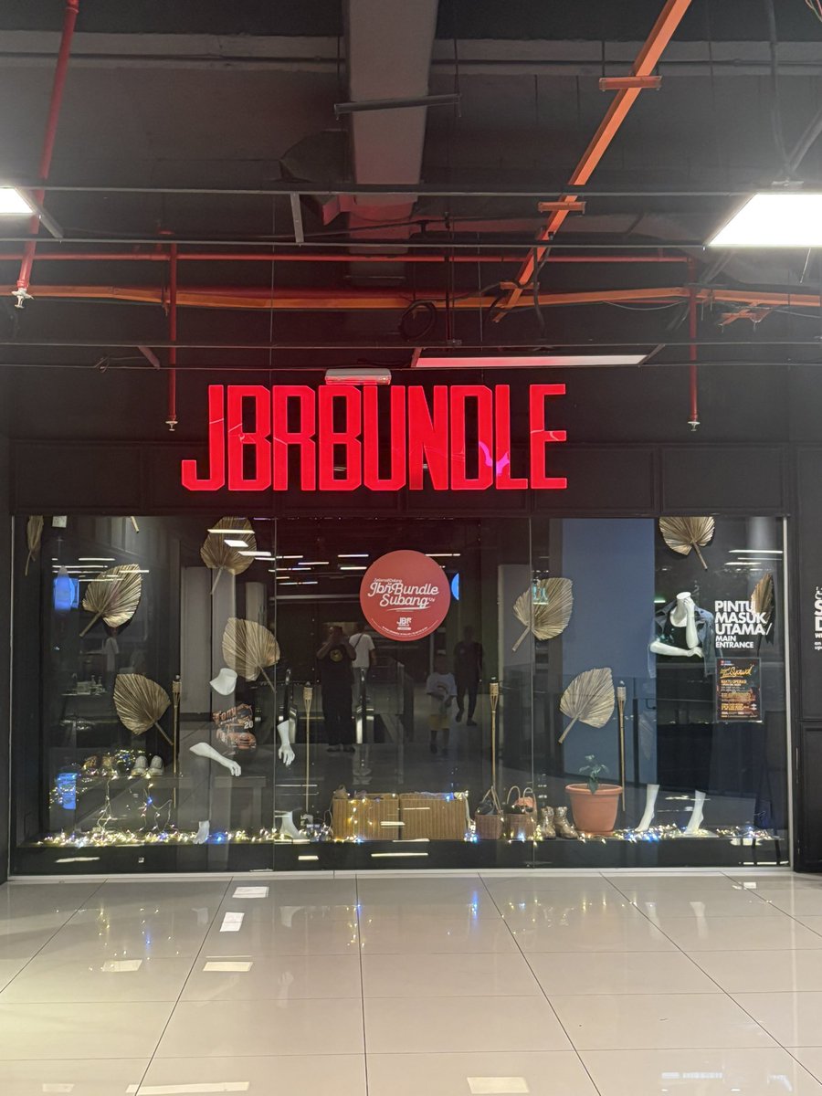 afrorakda's tweet photo. あなたがJalan Jalan Japan好きなら #JBRBundle は絶対行ってみるべき
何店舗かあるみたいだけど圧倒的にUSJ

品数も多いけどなんといっても涼しい😆

ちょー楽しいよ
https://t.co/2nQ6vy5DPT https://t.co/5atr7QqsBS