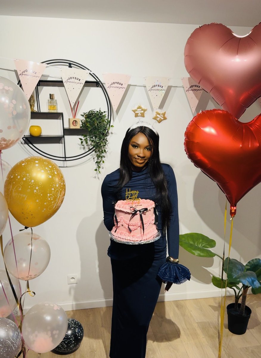 tosannicol's tweet photo. Birthday girl ✨🥳💕 https://t.co/20x5ZPq1iV