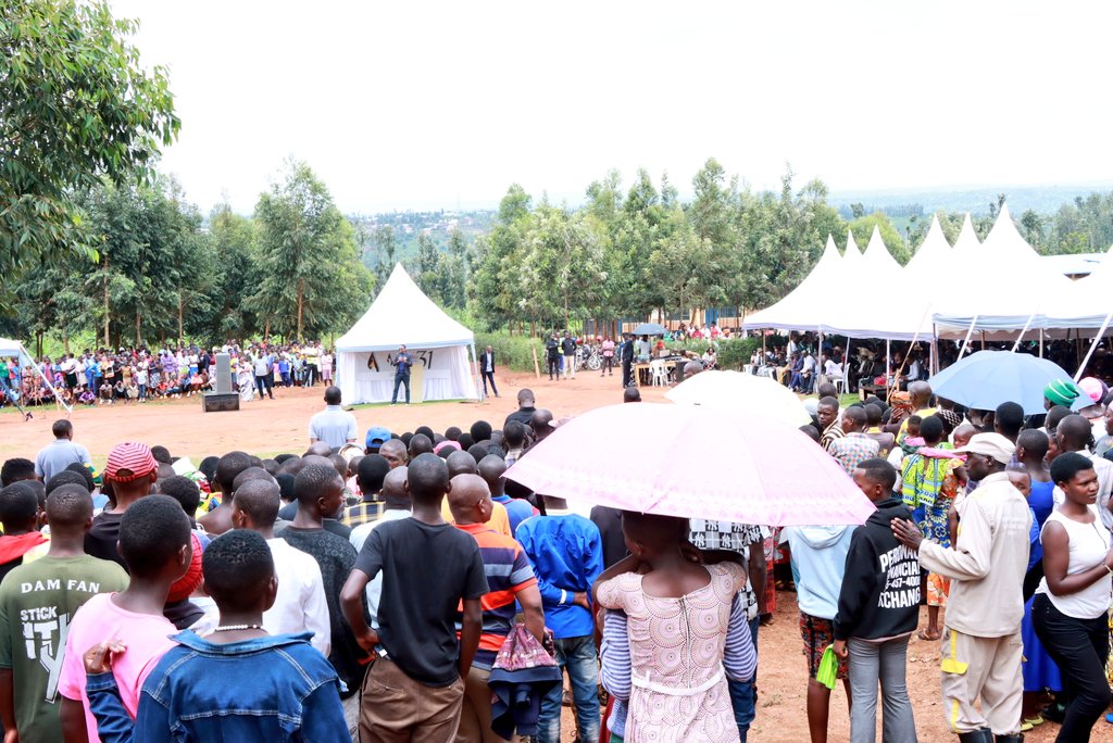 BugeseraDistr's tweet photo. #Kwibuka31 Jenoside yakorewe Abatutsi 1994 muri @SectorMusenyi, biri kubera  ku kigo cy'amashuri abanza cya Rusagara mu Kagari ka Gicaca . 
Ni igikorwa cyabanjirijwe no gushyira indabo ku kimenyetso cy'Urwibutso rwa Jenoside kiri Kagusa, ahiciwe Abatutsi barenga 600. https://t.co/W4whwLak8l