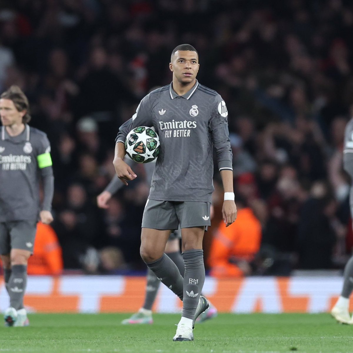 Toni Kroos 🇩🇪 𝗔 𝗔𝗗𝗢𝗥𝗘́ le match de Kylian Mbappé 🇫🇷 contre Arsenal :

« 𝗝'𝗮𝗶 𝘃𝗿𝗮𝗶𝗺𝗲𝗻𝘁 𝗯𝗲𝗮𝘂𝗰𝗼𝘂𝗽 𝗮𝗶𝗺𝗲́ 𝗠𝗯𝗮𝗽𝗽𝗲́ 𝗲𝘁 𝘀𝗼𝗻 𝗷𝗲𝘂 𝗰𝗼𝗻𝘁𝗿𝗲 𝗔𝗿𝘀𝗲𝗻𝗮𝗹. 𝗝'𝗮𝗶 𝗮𝗱𝗼𝗿𝗲́. » 

(Einfach mal Luppen)