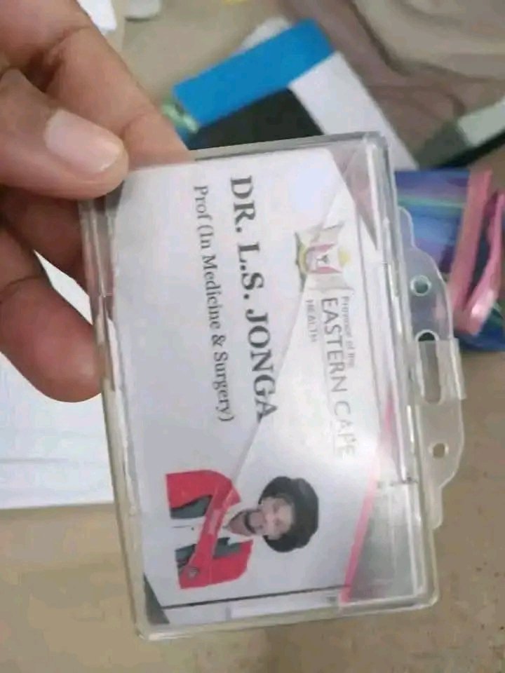 1Nutass's tweet photo. A man named LS Jonga has been arrested in the Eastern Cape for pretending to be a doctor and running an illegal medical practice without any qualifications. Authorities shut down his fully equipped surgery after a tip-off, and an investigation is ongoing. 
#LISACHELLA 
#LaCasaDe https://t.co/YjDqDP1HWu
