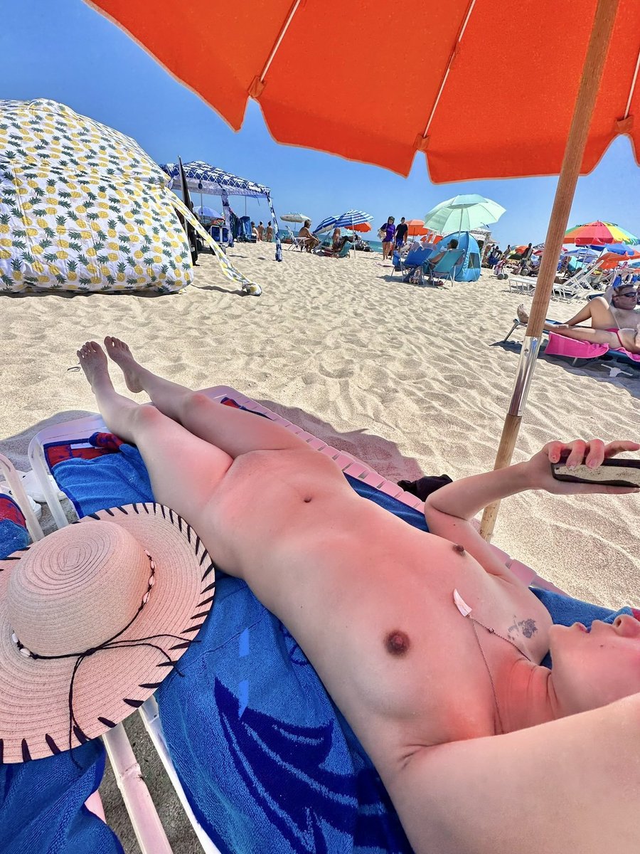 mandy555789's tweet photo. Beautiful girl enjoying the sun on the beach https://t.co/ki12A2uHEs