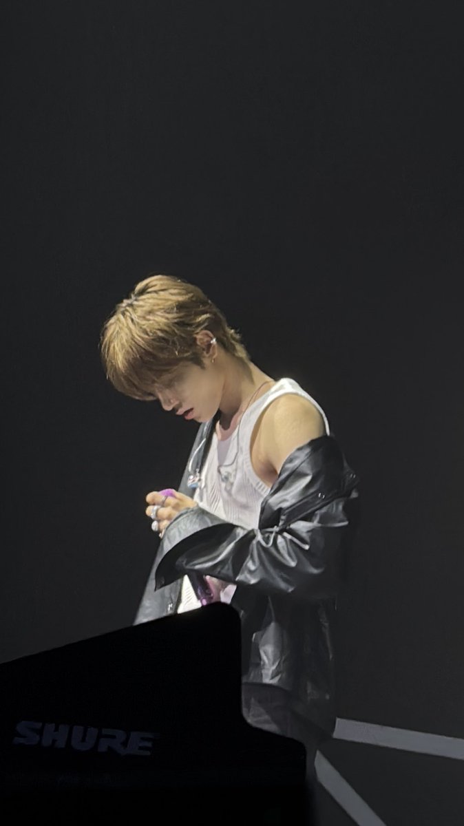 cherrinsh's tweet photo. soundcheck session 😭😭
KALIAN HARUS TAU WOONHAK DAN RIWOO BENER BENER LEBIH GANTENG 1000000x LIPAT DARI DI KAMERA😭 GUE BENER BENER SHOCK BGT YA ALLAH

#BOYNEXTDOOR #knock_on_jakarta #KNOCK_ON_Vol_1_IN_JAKARTA https://t.co/xp2AwPRi8W