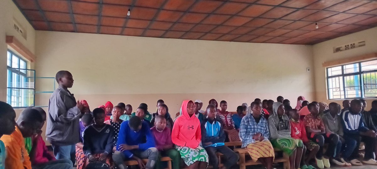 NYCByumba's tweet photo. @GicumbiDistrict  #Byumbasector  hahuje  urubyiruko rw'ababyeshuri biga mu mashuri yisumbuye barenga 80, kugirango baganirizwe  amateka yaranze igihugu cyacu 1994 mugihe cya Jenoside yakorewe abatutsi https://t.co/l0adk5c6mN