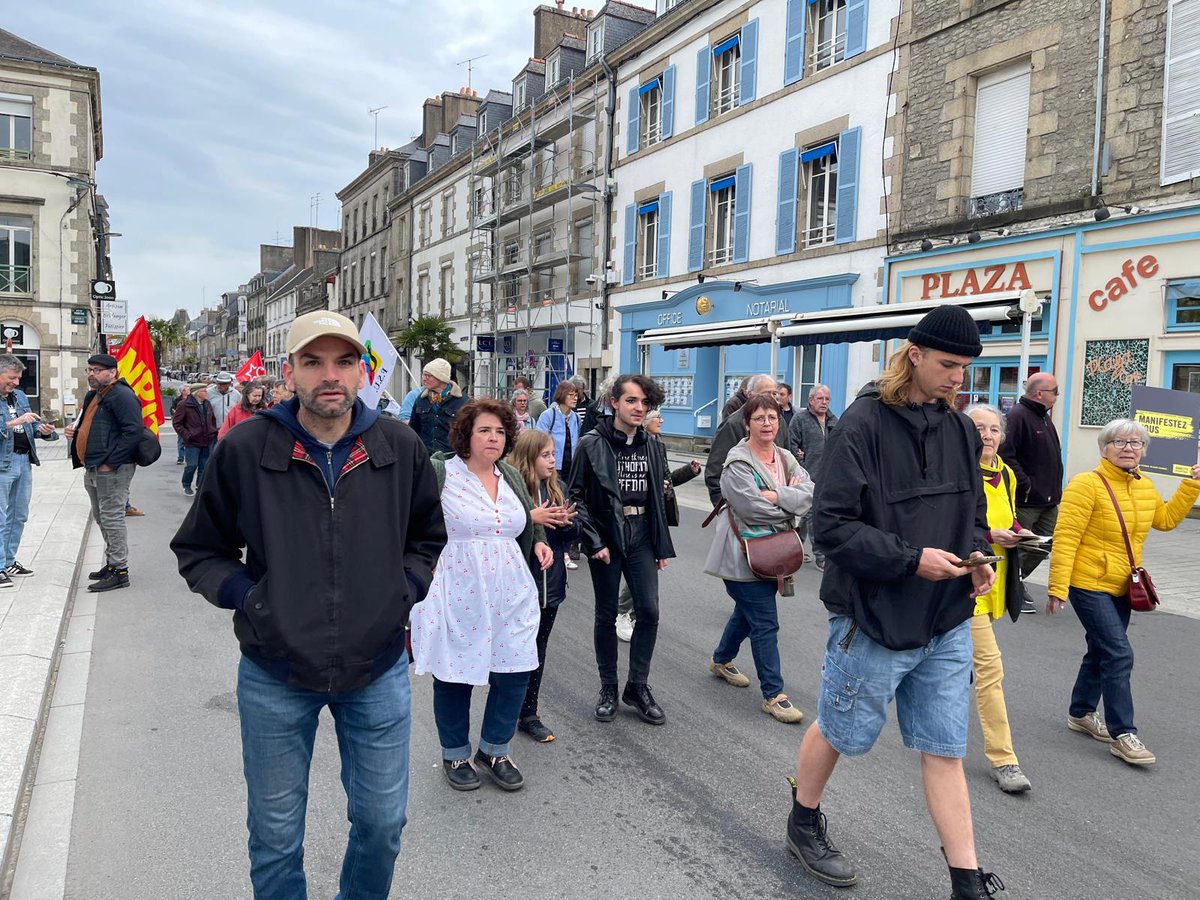 CGTPONTIVY's tweet photo. Une centaine de manifestants à #Pontivy pour défendre l'état de droit à l'appel d'organisation de la société civile dont la CGT, FSU, LA LIGUE DES DROITS DE L'HOMME et AMNESTY INTERNATIONAL
Prise de parole de #RESF contre l'expulsion d'une famille Géorgienne #Bretagne https://t.co/yVvFN8GLuT