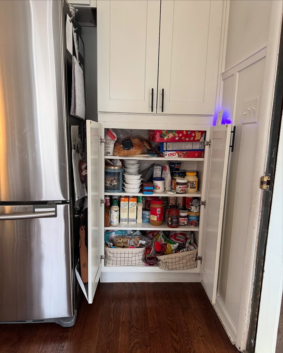 Sterilite_Corp's tweet image. Before &amp;amp; After!🌟🧹Our @walmart exclusive Medium and Large Open Bins are here to help you organize your pantry!  Their open-design is perfect for pantry organizing...and easy snacking!🍪 #PantryOrganization #Declutter #SnackSmart #OpenBins #Sterilite