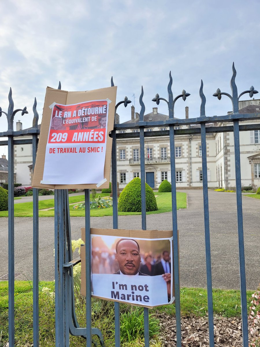 CGTPONTIVY's tweet photo. Une centaine de manifestants à #Pontivy pour défendre l'état de droit à l'appel d'organisation de la société civile dont la CGT, FSU, LA LIGUE DES DROITS DE L'HOMME et AMNESTY INTERNATIONAL
Prise de parole de #RESF contre l'expulsion d'une famille Géorgienne #Bretagne https://t.co/yVvFN8GLuT