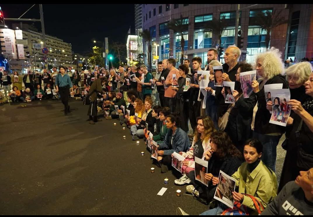 من يصدق ذلك؟

اسرائيلين يرفعون صور اطفال غزة الذين قتلهم الجيش الاسرائيلي ويطلبون وقف الابادة في غزة