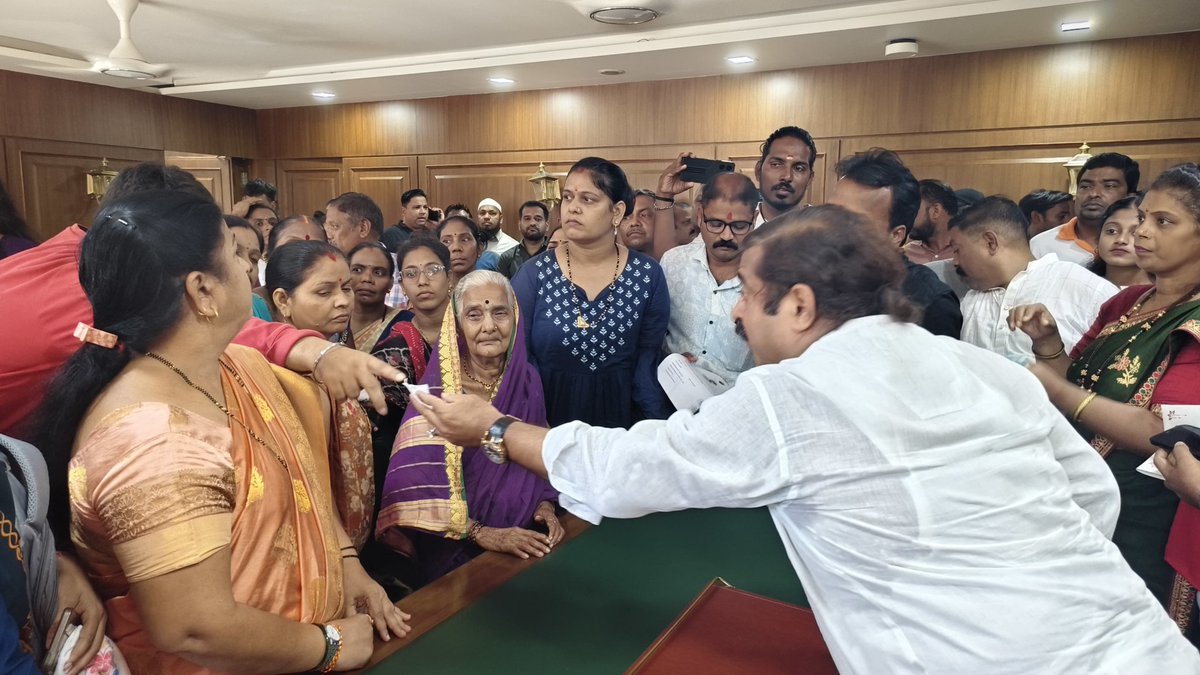 ramkadam's tweet photo. राम दरबार...जनतेची सेवा करण्यासारखे दुसरे सुख समाधान नाही, असं म्हणतात ओंजळ भरून वाहण्या अगोदर तीला दान, धर्म आणि लोककल्यानासाठी रिकामी करावी ... अशीच सेवा आणि मोफत ऑपरेशन माझ्या हातून घडत राहोत हीच परमेश्वर चरणी प्रार्थना... https://t.co/T13zxlJ1uf