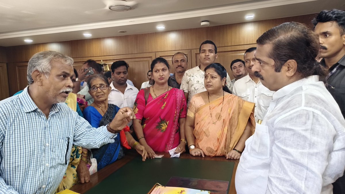 ramkadam's tweet photo. राम दरबार...जनतेची सेवा करण्यासारखे दुसरे सुख समाधान नाही, असं म्हणतात ओंजळ भरून वाहण्या अगोदर तीला दान, धर्म आणि लोककल्यानासाठी रिकामी करावी ... अशीच सेवा आणि मोफत ऑपरेशन माझ्या हातून घडत राहोत हीच परमेश्वर चरणी प्रार्थना... https://t.co/T13zxlJ1uf